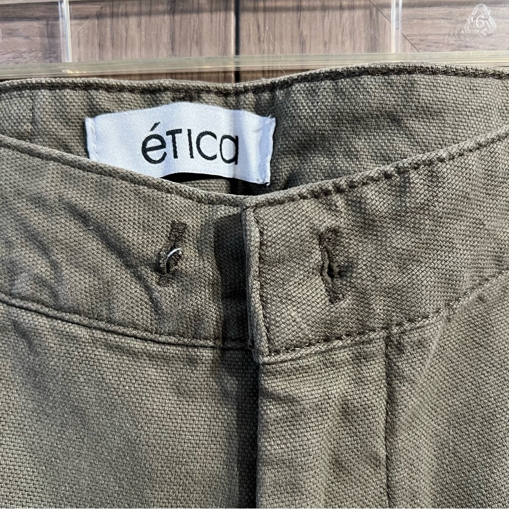 *Flawed* NWOT Women’s Etica Ren Cropped Relaxed Cargo Pant Size 28 Sage - Picture 3 of 11